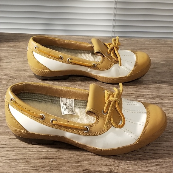 UGG Insulated Rain/Snow Shoes - Picture 8 of 8